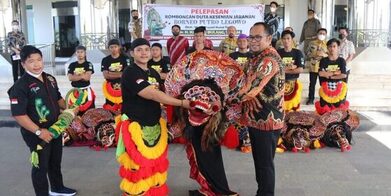 Ikuti Parade Barong Festival Pesisir Kaltim, Kasmidi Lepas Duta Kesenian Mitra Jaranan