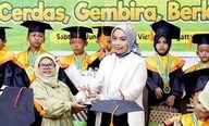 Rizky Amalia Hadiri Pelepasan Siswa Sekolah PAUD Prima Adinda