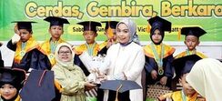 Rizky Amalia Hadiri Pelepasan Siswa Sekolah PAUD Prima Adinda