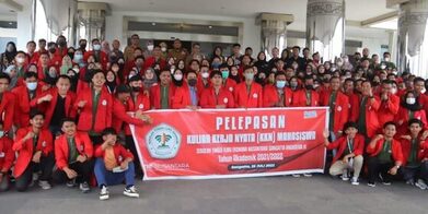 Lepas 150 Mahasiswa STIE Nusantara Ikuti KKN, Bupati Minta Peka Terhadap Situasi dan Semangat Berinteraksi