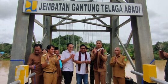 Anggota DPR RI, H. Irwan Resmikan Jembatan Gantung Terpanjang di Kaltim