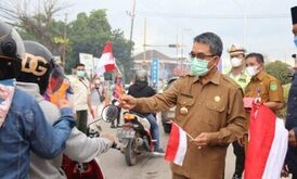 Gelorakan Semangat Proklamasi, Pemkab Kutim Bagikan Bendera Merah Putih Untuk Masyarakat
