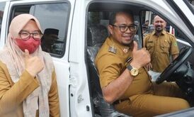 Wabup Kasmidi Serahkan 1 Unit Mobil Ambulance Untuk Warga Sangsel