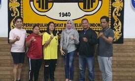 Ketua PABSI Kutim Serahkan Bonus Kepada Nelly Peraih Medali Emas PON Papua
