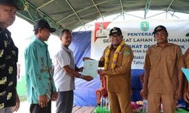 Kasmidi Bulang Serahkan 60 Sertifikat Lahan Perumahan Masyarakat Desa Perupuk