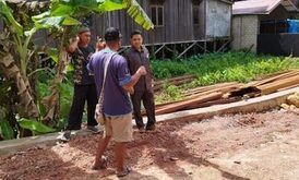 Joni Tinjau Langsung Penurapan Jalan Dari Aspirasinya di Desa Sepaso Induk