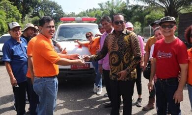 Wabup Kasmidi Serahkan Bantuan 1 Unit Ambulans Untuk KKSU Kutim