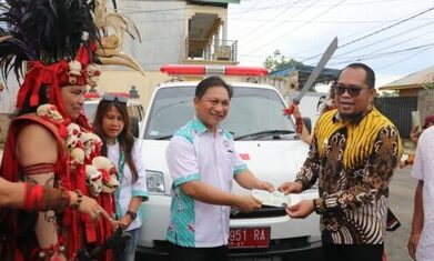 Wabup Kasmidi Serahkan Ambulans Untuk KKK dan KKBM