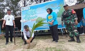Aksi Sapta Pesona 2022, Dispar Kutim Bersihkan Pantai Teluk Lombok