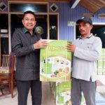 Penuhi Janji, Joni Serahkan sprayer untuk 2 Kelompok Tani di Desa Pulung Sari