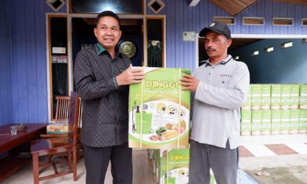 Penuhi Janji, Joni Serahkan sprayer untuk 2 Kelompok Tani di Desa Pulung Sari