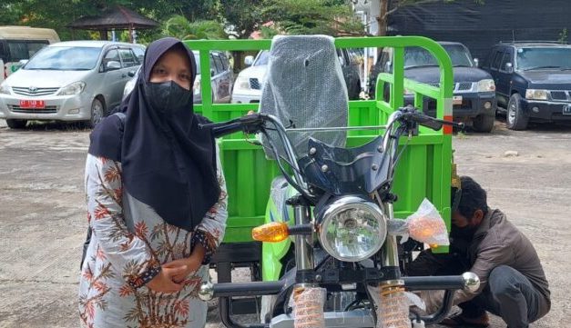 Ketua DPRD Kutim Salurkan Kendaraan Roda 3 di RT 35 Desa Singa Geweh Sangsel