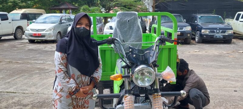 Ketua DPRD Kutim Salurkan Kendaraan Roda 3 di RT 35 Desa Singa Geweh Sangsel