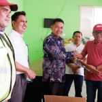 Suport Petugas Kebersihan, Ketua DPRD Kutim Serahkan Berbagai Peralatan dan Perlengkapan