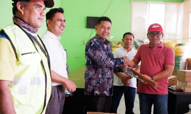 Suport Petugas Kebersihan, Ketua DPRD Kutim Serahkan Berbagai Peralatan dan Perlengkapan