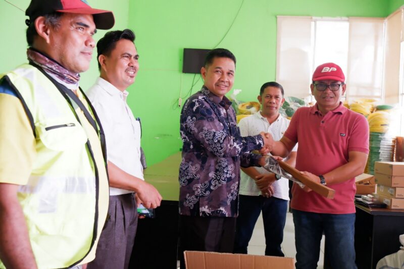 Suport Petugas Kebersihan, Ketua DPRD Kutim Serahkan Berbagai Peralatan dan Perlengkapan