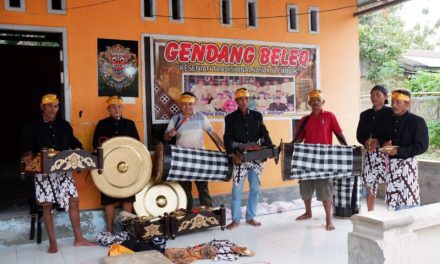 Lestarikan Seni Budaya, Joni Serahkan Alat Kesenian Tradisional Sasak Lombok Gendang Beleq