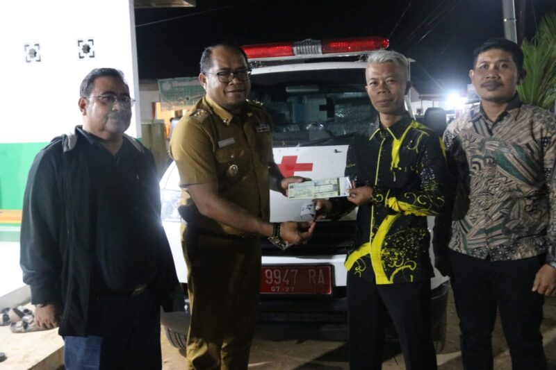 Penuhi Permintaan Warga Jalan Padat Karya RT 32, Kasmidi Serahkan 1 Unit Ambulans