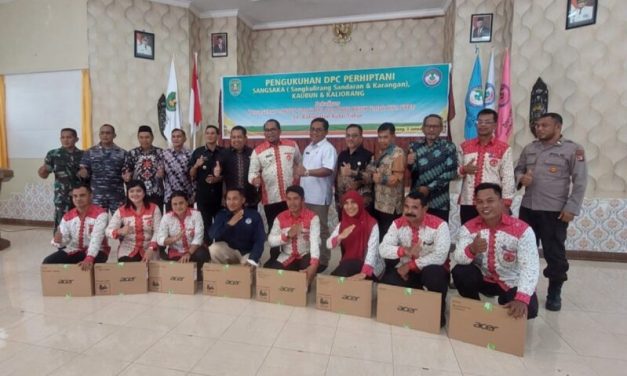 Ketua Perhiptani Kutim Serahkan Laptop Untuk PPL Hingga Hewan Ternak dan Pupuk Untuk Kelompok Tani
