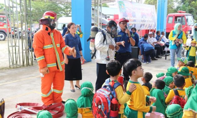 Damkar Kutim Edukasi Anak-anak TK ABA 2 Untuk Pengenalan Profesi Petugas Pemadam Kebakaran