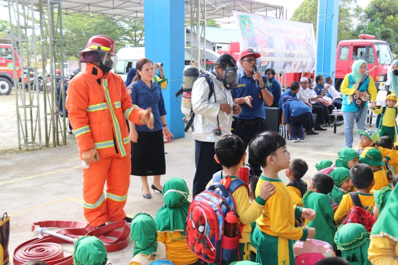 Damkar Kutim Edukasi Anak-anak TK ABA 2 Untuk Pengenalan Profesi Petugas Pemadam Kebakaran