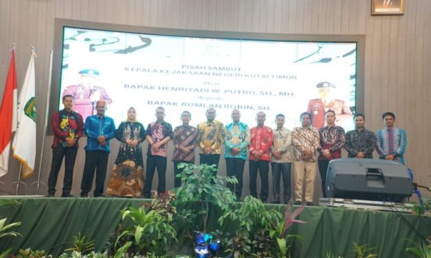 Pisah Sambut Kepala Kejari Kutim, Romlan Robin Gantikan Henriyadi