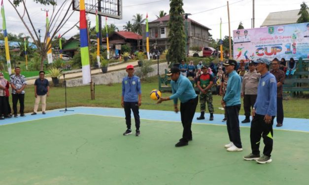 Buka Turnamen Voli Camat Sangkulirang Cup, Kasmidi Harap Olahraga Terus Dikembangkan