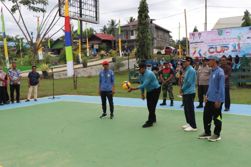 Buka Turnamen Voli Camat Sangkulirang Cup, Kasmidi Harap Olahraga Terus Dikembangkan