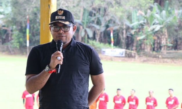 Kasmidi Buka Turnamen Sepak Bola HUT Desa Marah Haloq Ke 147