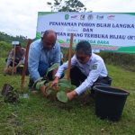 Jaga Kualitas Iklim Lingkungan, Bupati Kutim Resmikan RTH dan Tanam Pohon Endemik Kalimantan