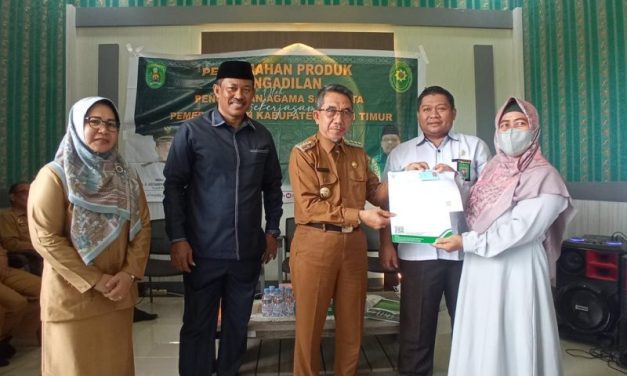 35 Warga Kongbeng dan Wahau Terima Dokumen Kependudukan Hasil Putusan Pengadilan Agama