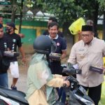 Bersama Permata Kutim, Kasmidi Bagikan Takjil di Simpang Tiga Pendidikan