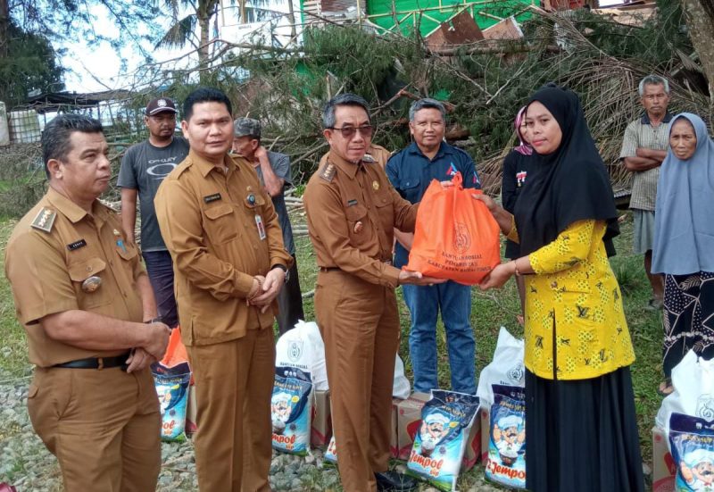 Tinjau Lokasi Musibah Angin Puting Beliung, Bupati Kutim Serahkan Bantuan