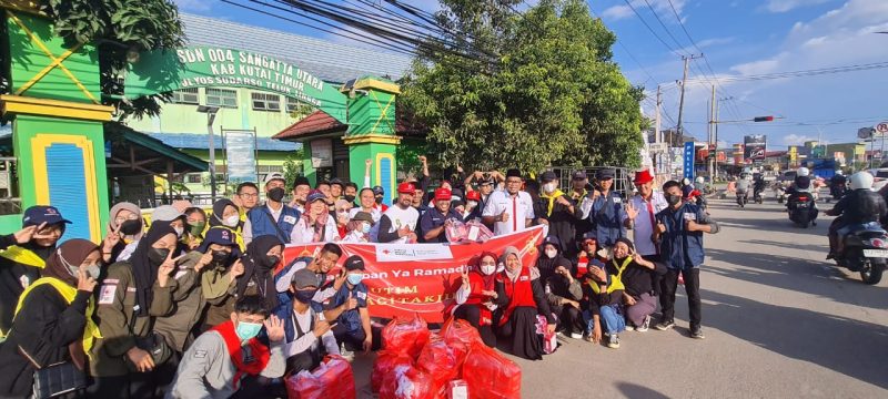 Pmi Kutim Bagi 500 Takjil Untuk Pengguna Jalan Dan Bagi Paket Sembako Untuk Korban Kebakaran G 2565