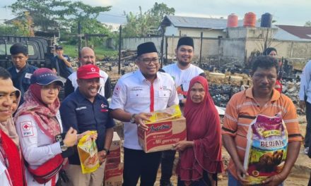 PMI Kutim Bagi 500 Takjil Untuk Pengguna Jalan dan Bagi Paket Sembako Untuk Korban Kebakaran