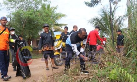 Rangkaian Peringatan HLH 2023, Wabup Kutim Ikut Bersih-bersih Lingkungan di Kampung Kajang