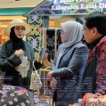 Desainer Senior Ida Royani Tertarik Mengembangkan dan Mempromosikan Kain Tenun Rakat Khas Kutim