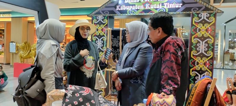 Desainer Senior Ida Royani Tertarik Mengembangkan dan Mempromosikan Kain Tenun Rakat Khas Kutim