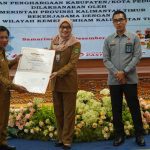 Di Hari HAM Sedunia Ke-75, Pemkab Kutim Terima Piagam Kabupaten Peduli HAM