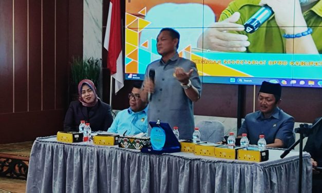 DPRD Kutim Di Kunjungi Siswa SMPN 1 Ranpul, Yan Sampaikan Tupoksi Anggota Dewan