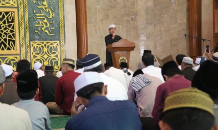 Sholat Ied di masjid Agung al-Faruq, Bupati Ardiansyah : Idul Adha Momen Saling Berbagi