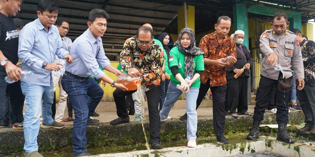 Wabup Kasmidi Ikuti Aksi Tebar Eco Enzyme Hilangkan Bau Limbah