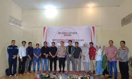 Pererat Hubungan, Kapolres Kutim Chandra Hermawan Silaturahmi ke Sekretariat AJKT