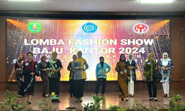 Kembangkan Batik Lokal, TPP PKK Kutim Gelar Fashion Show Wastra Kutai Timur Busana Kerja