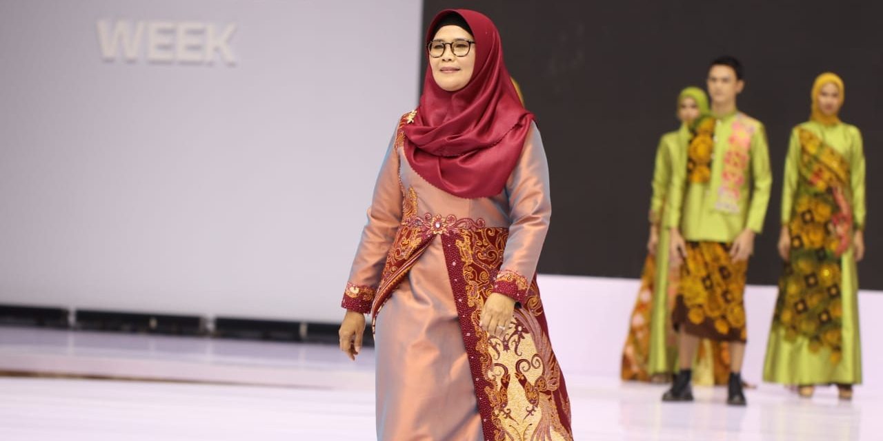 Tampil Memukau di Indonesia Fashion Week 2025, Majestic Wakaroros Menarik Minat Pencinta Fashion