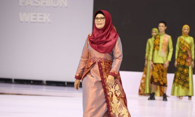 Tampil Memukau di Indonesia Fashion Week 2025, Majestic Wakaroros Menarik Minat Pencinta Fashion