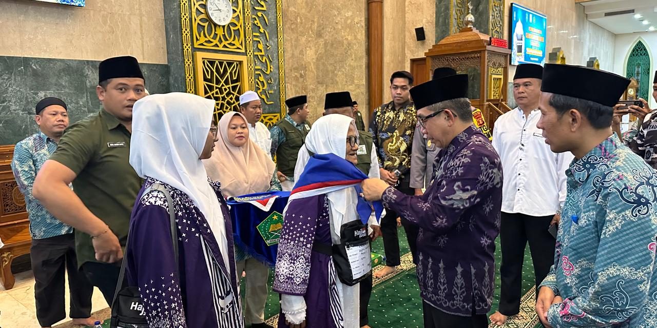Lepas 179 Calon Jamaah Haji, Bupati Ardiansyah : Jaga Marwah Kutim dan Semoga Menjadi Haji Yang Mabrur