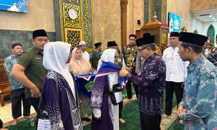 Lepas 179 Calon Jamaah Haji, Bupati Ardiansyah : Jaga Marwah Kutim dan Semoga Menjadi Haji Yang Mabrur
