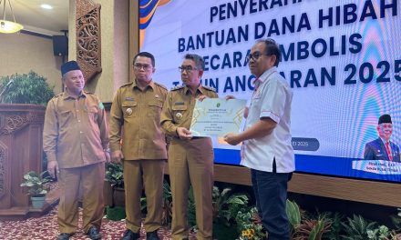 Penyerahan Bantuan Dana Hibah, Bupati Ardiansyah Harap Memiliki Barometer Nilai Untuk Peningkatan Penerima Manfaat