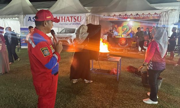 Warga Antusias Ikuti Simulasi Pemadaman Api, Damkar Kutim Edukasi Bahaya Kebakaran di Expo 2025